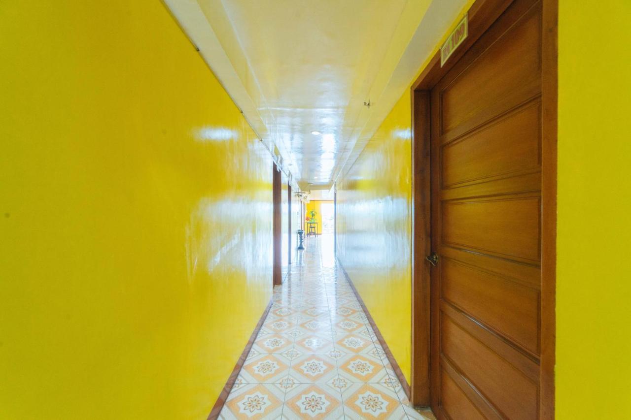 Отель Reddoorz Near Golden Sarok Shrine Калибо Экстерьер фото